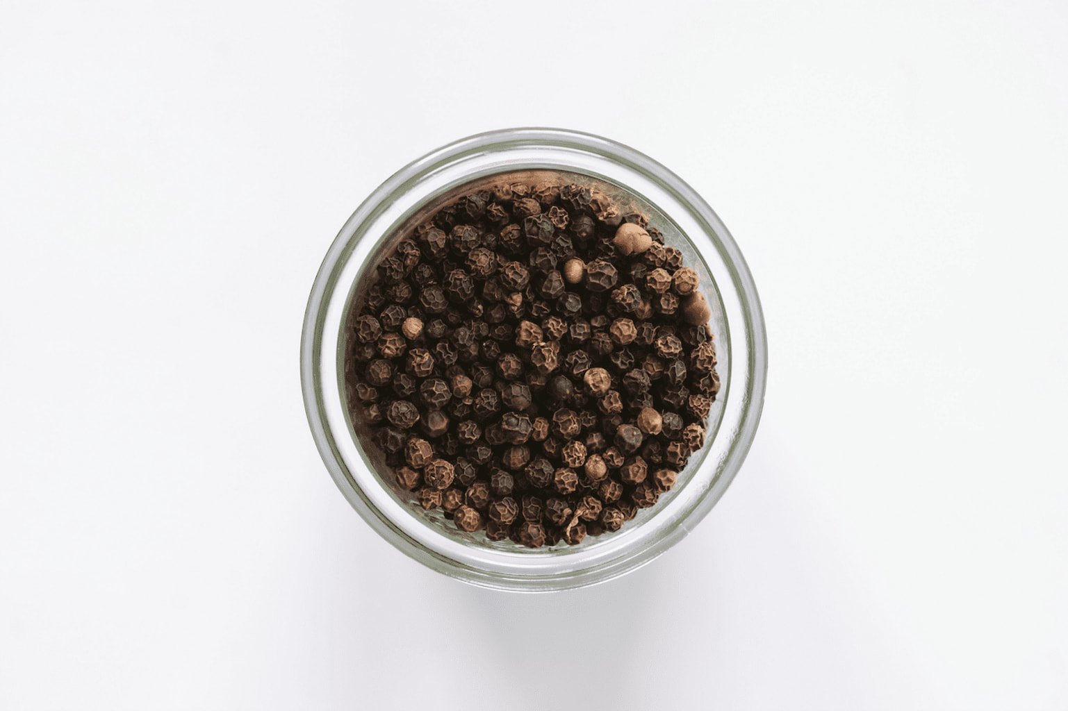Photo de grains de poivre Malabar noir