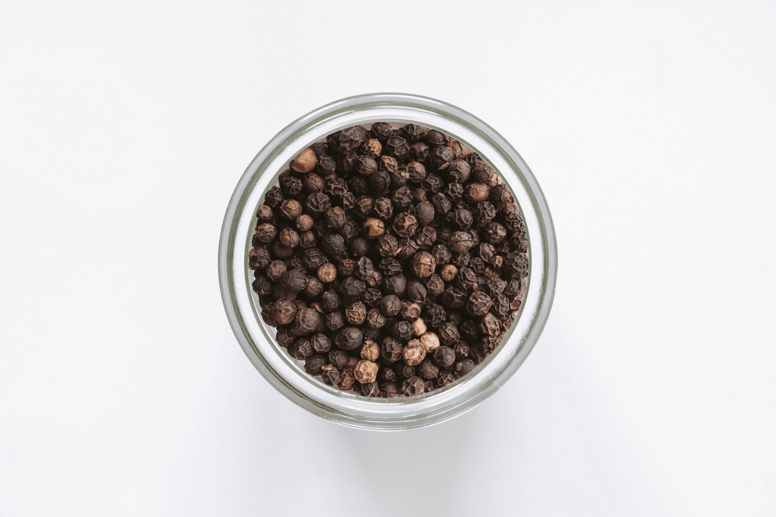 Photo de grains de poivre noir Karimunda en vrac