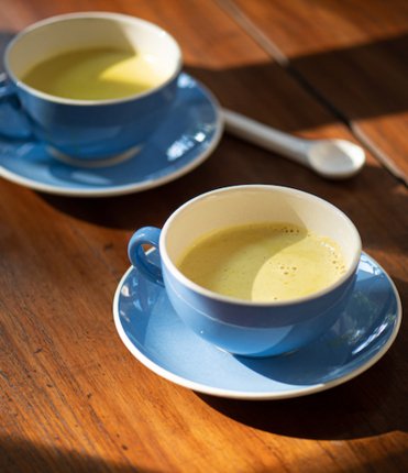 Photo de deux tasses de golden latte